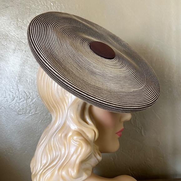 MARVELOUS 1940s' BEIGE/BROWN STRAW CIRCULAR TILT HAT WITH BROWN GROSGRAIN BUTTON - Picture 4 of 12